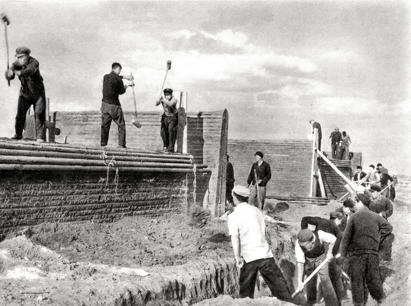 青年工人建造“干打垒”（《大庆》画报）