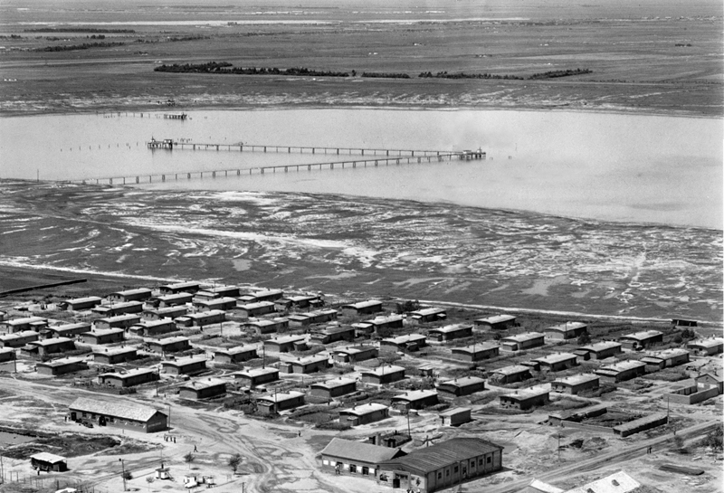 1974年的大庆“干打垒”村（《大庆》画报）