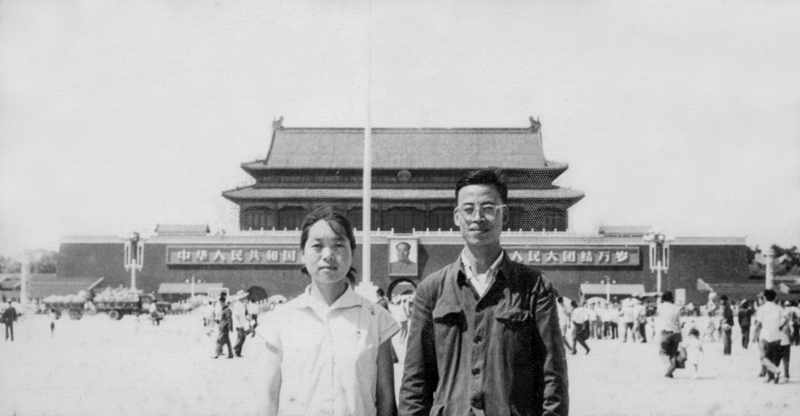 晓华阿松夫妇1967年7月1日在天安门广场拍了结婚纪念照（晓华提供）