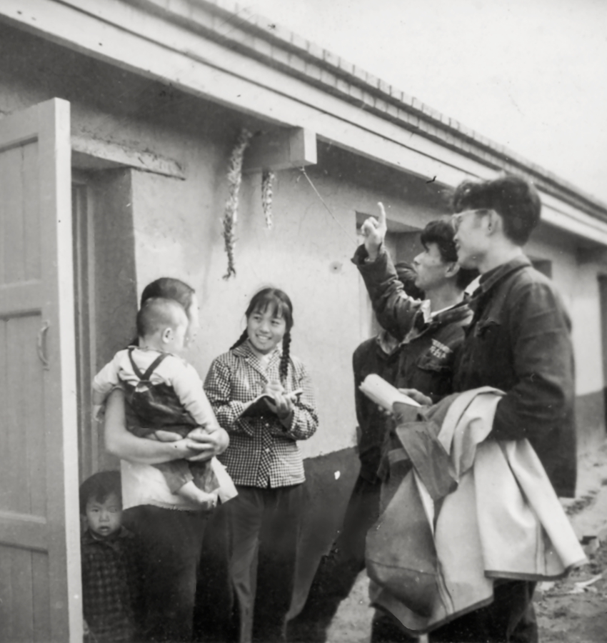 晓华和同事调研农户了解“干打垒”住房（1965年，晓华提供）